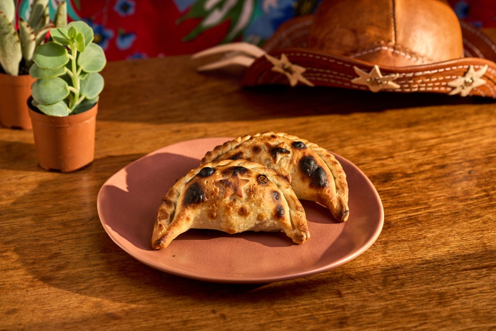 La Guapa e Mocotó se unem para lançar a empanada Sertaneja, uma celebração à força e às raízes da mulher&nbsp;brasileira